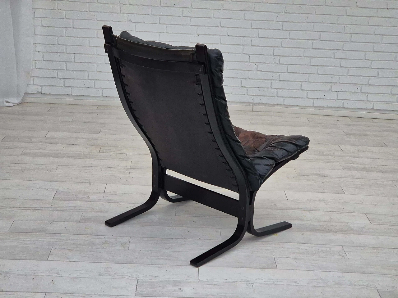 Poltrona norvegese Siesta in pelle nera e legno curvato di Ingmar Relling, anni '70 10