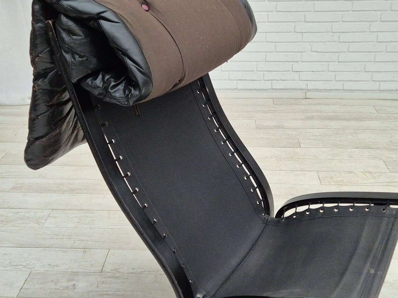 Poltrona norvegese Siesta in pelle nera e legno curvato di Ingmar Relling, anni '70 17