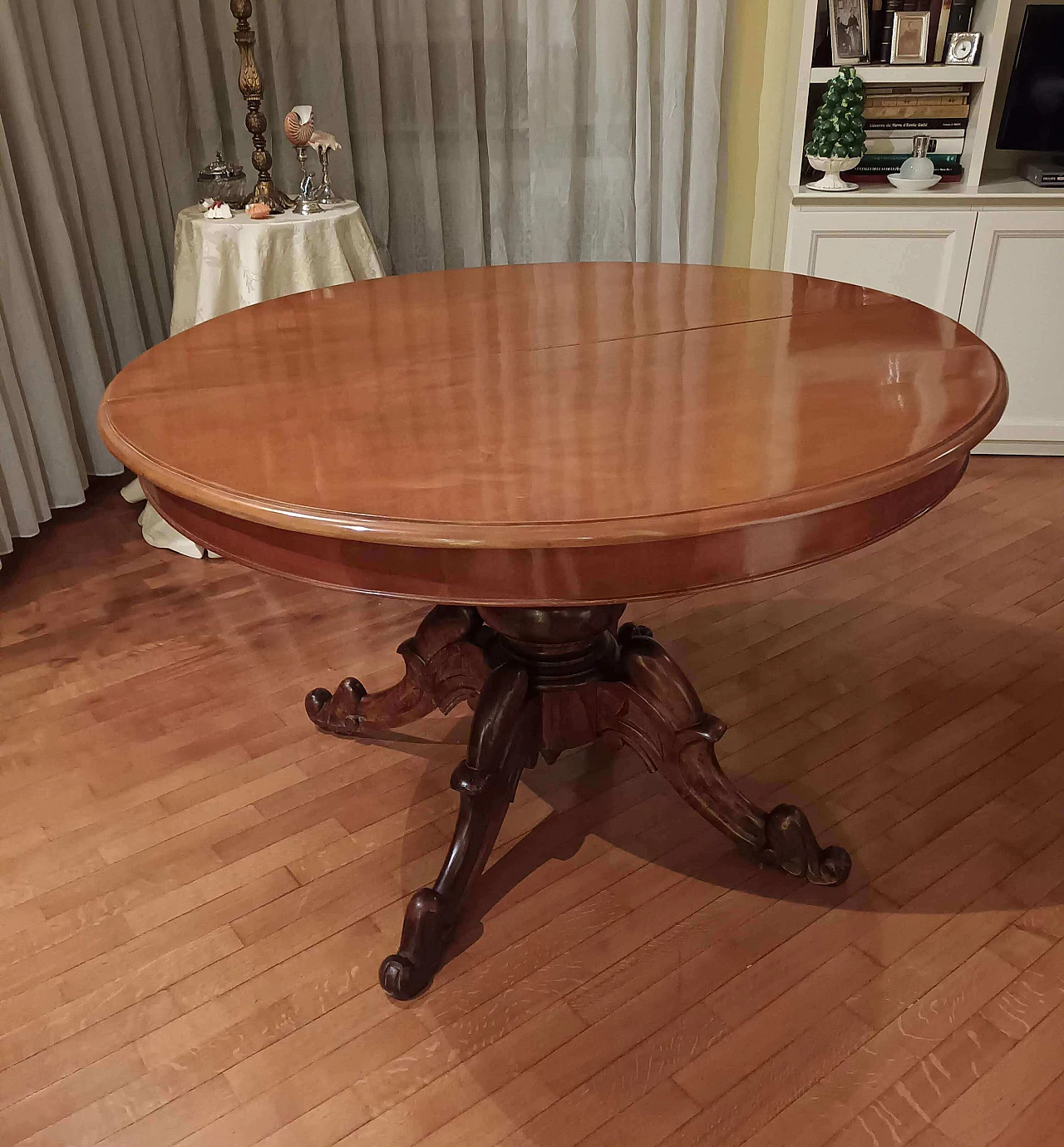 Round extendable walnut veneered wood table, 19th century 1