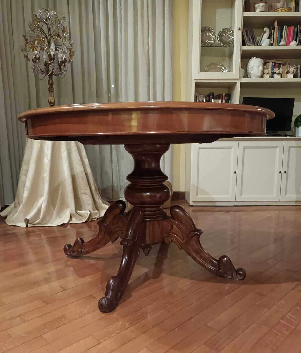 Round extendable walnut veneered wood table, 19th century 3