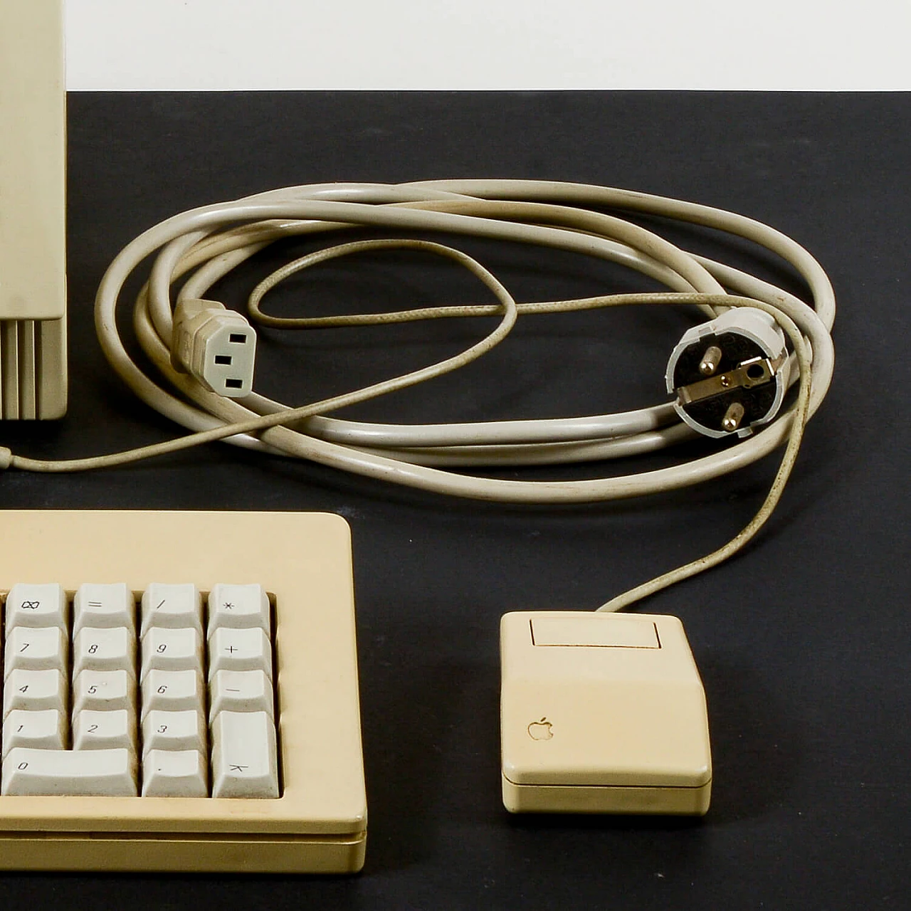 Macintosh SE by Apple Inc., 1980s 2