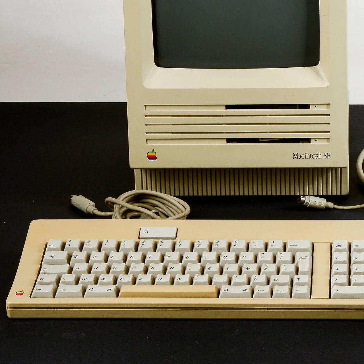Macintosh SE by Apple Inc., 1980s 3