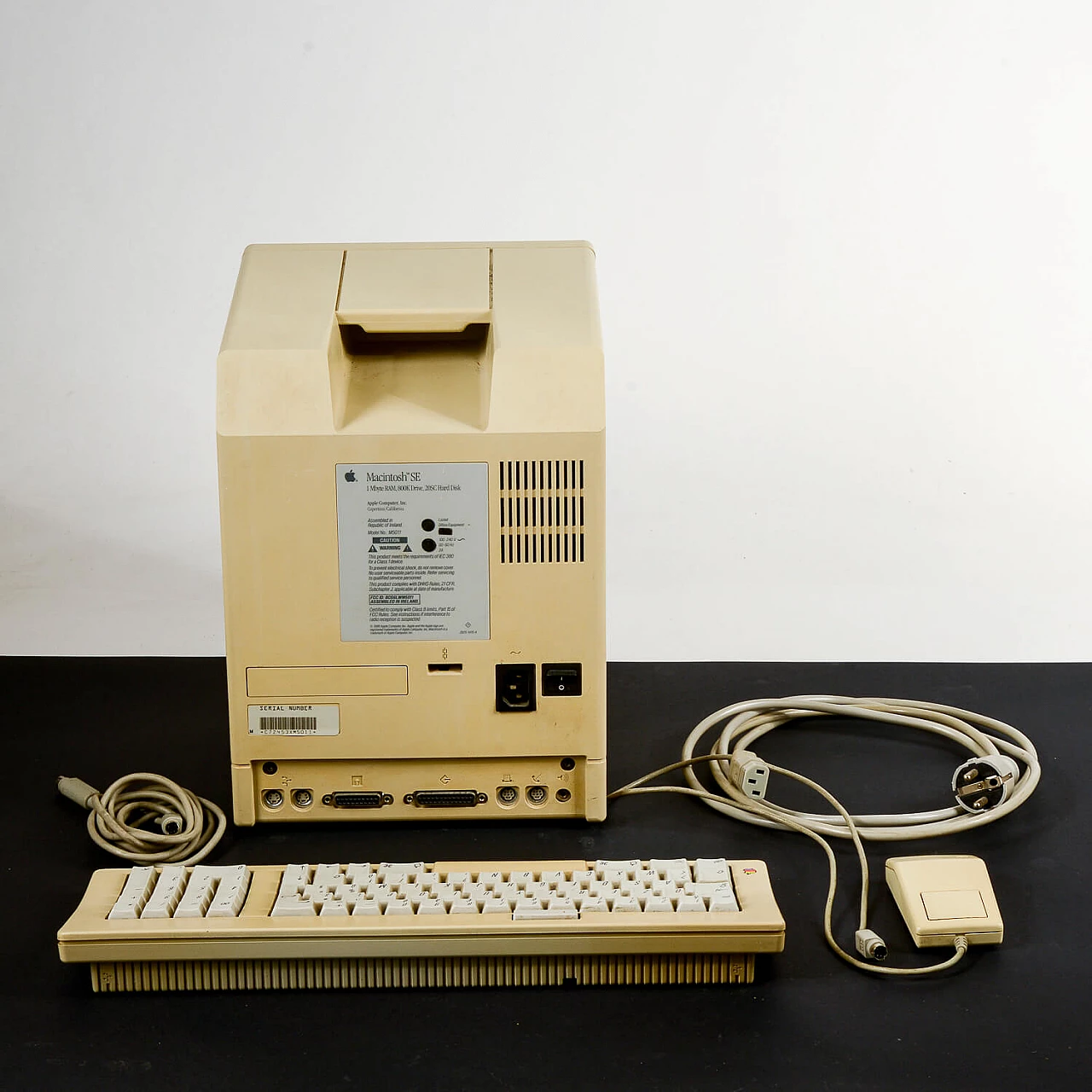 Macintosh SE by Apple Inc., 1980s 4