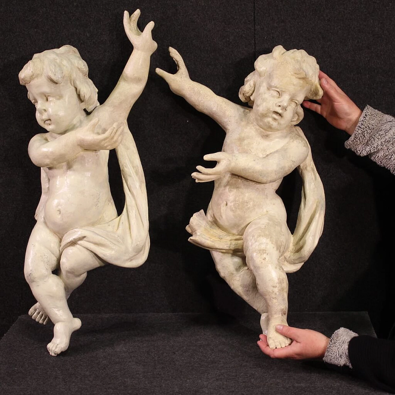 Pair of painted wooden sculptures of putti, 18th century 2