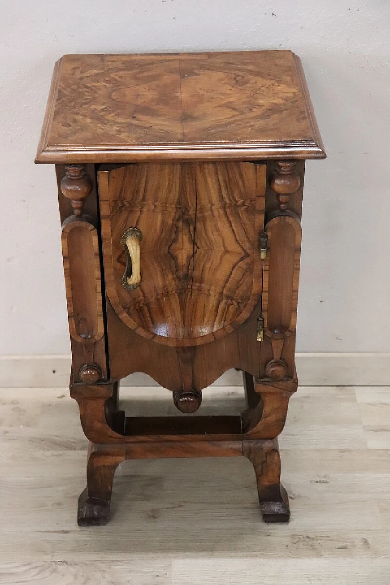 Art Deco bedside table veneered in walnut burl, 1920s 2