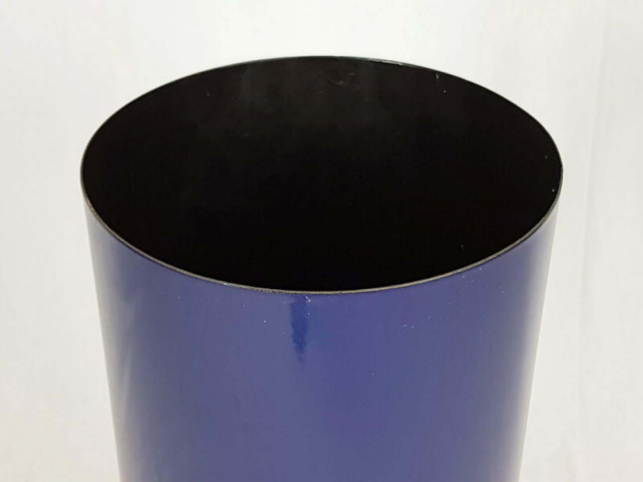 Portaombrelli cilindrico in metallo smaltato blu, bianco e nero, anni '60 4