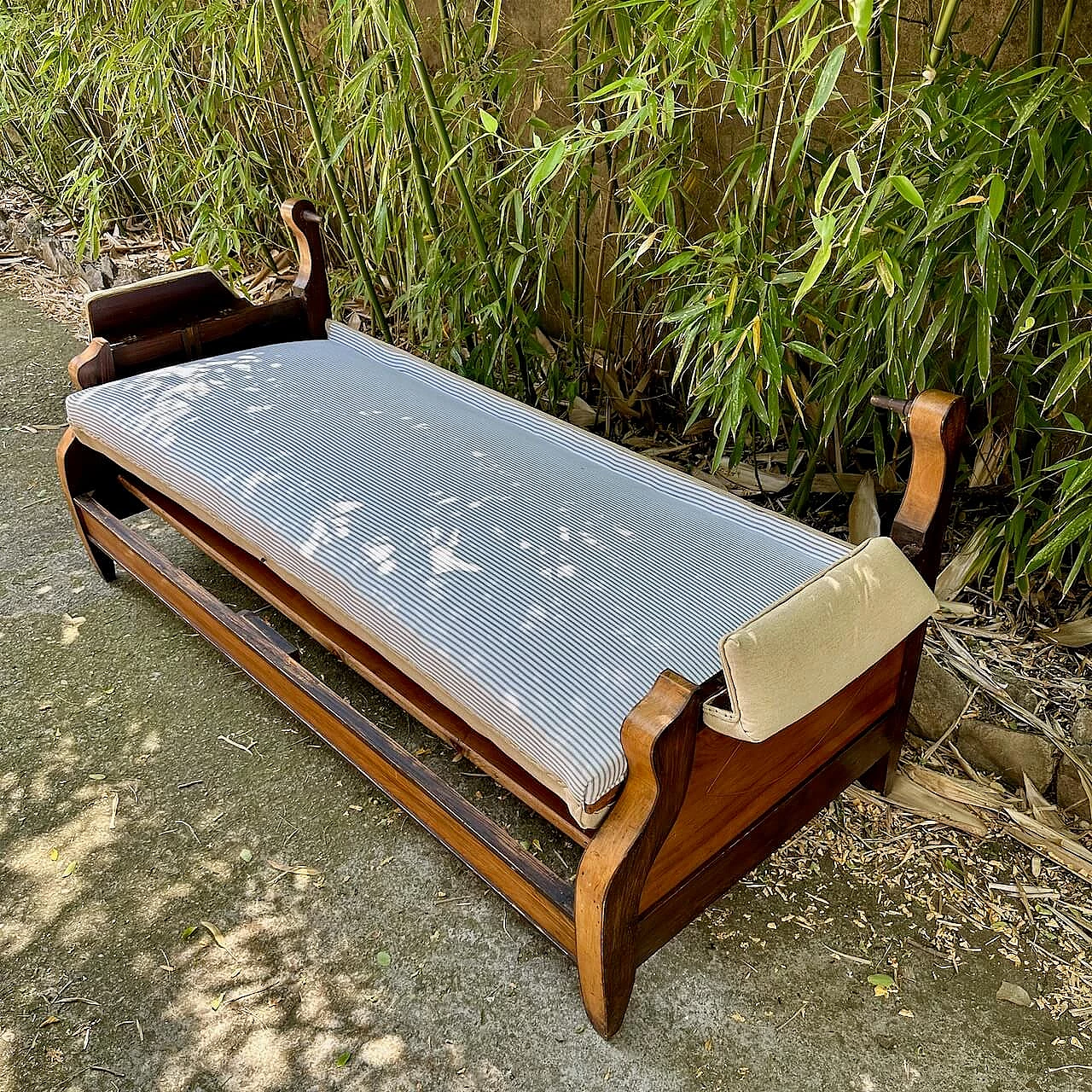 Sofa bed in blond walnut and ecru cloth, 1920s 5
