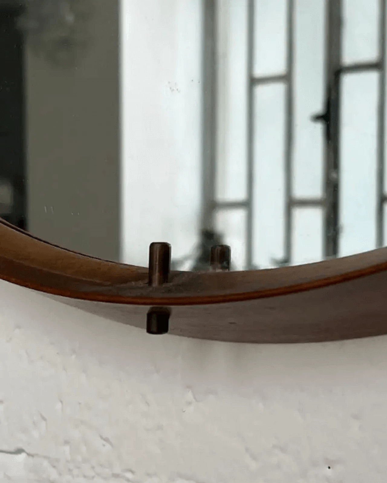 Specchio da parete rotondo in legno e ottone attribuito a Cassina, anni '60 4