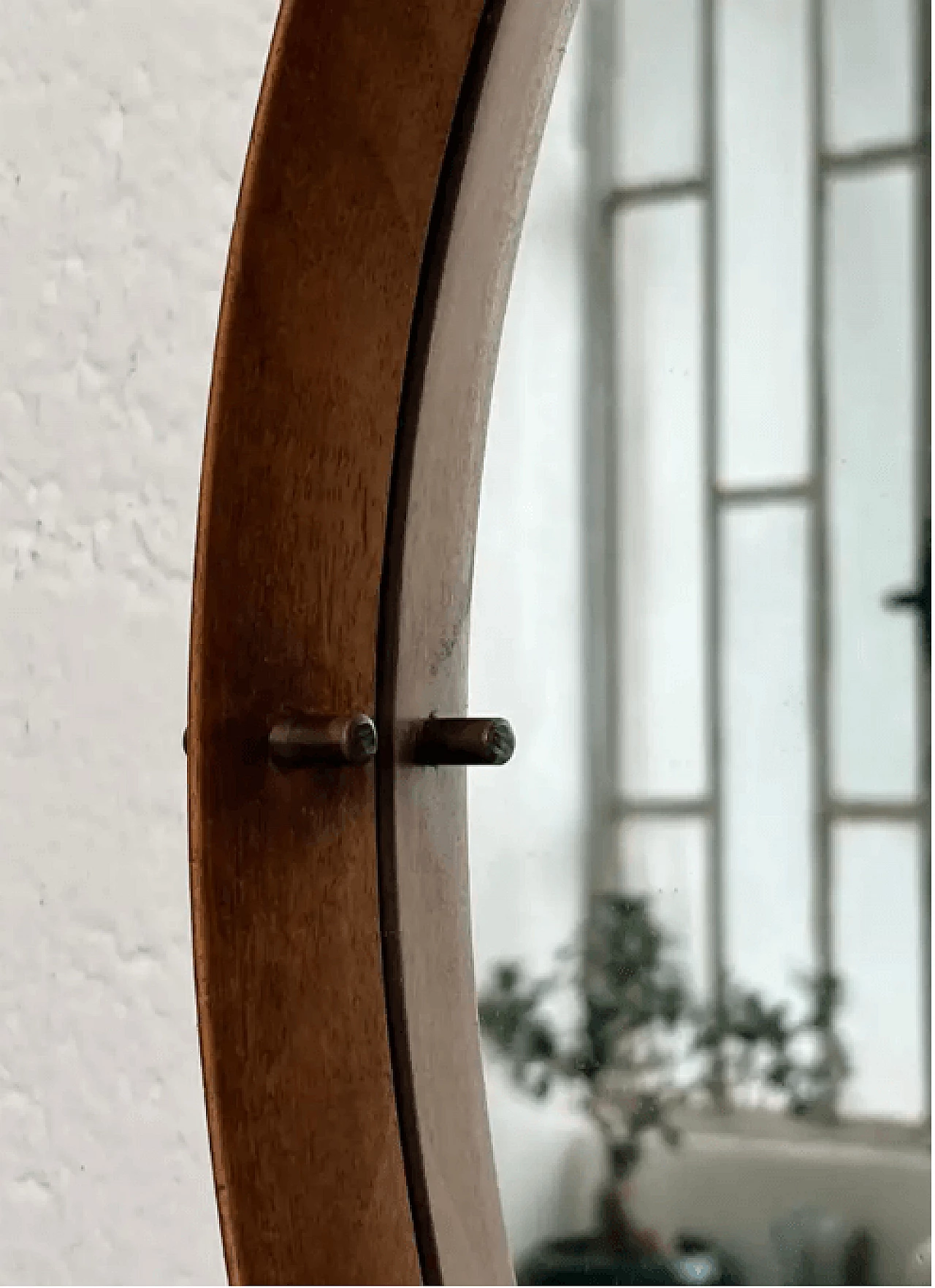 Specchio da parete rotondo in legno e ottone attribuito a Cassina, anni '60 5