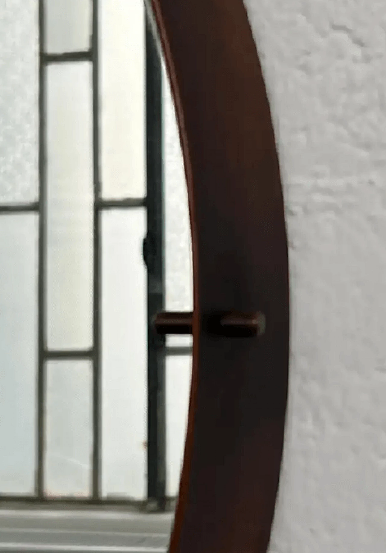 Specchio da parete rotondo in legno e ottone attribuito a Cassina, anni '60 6