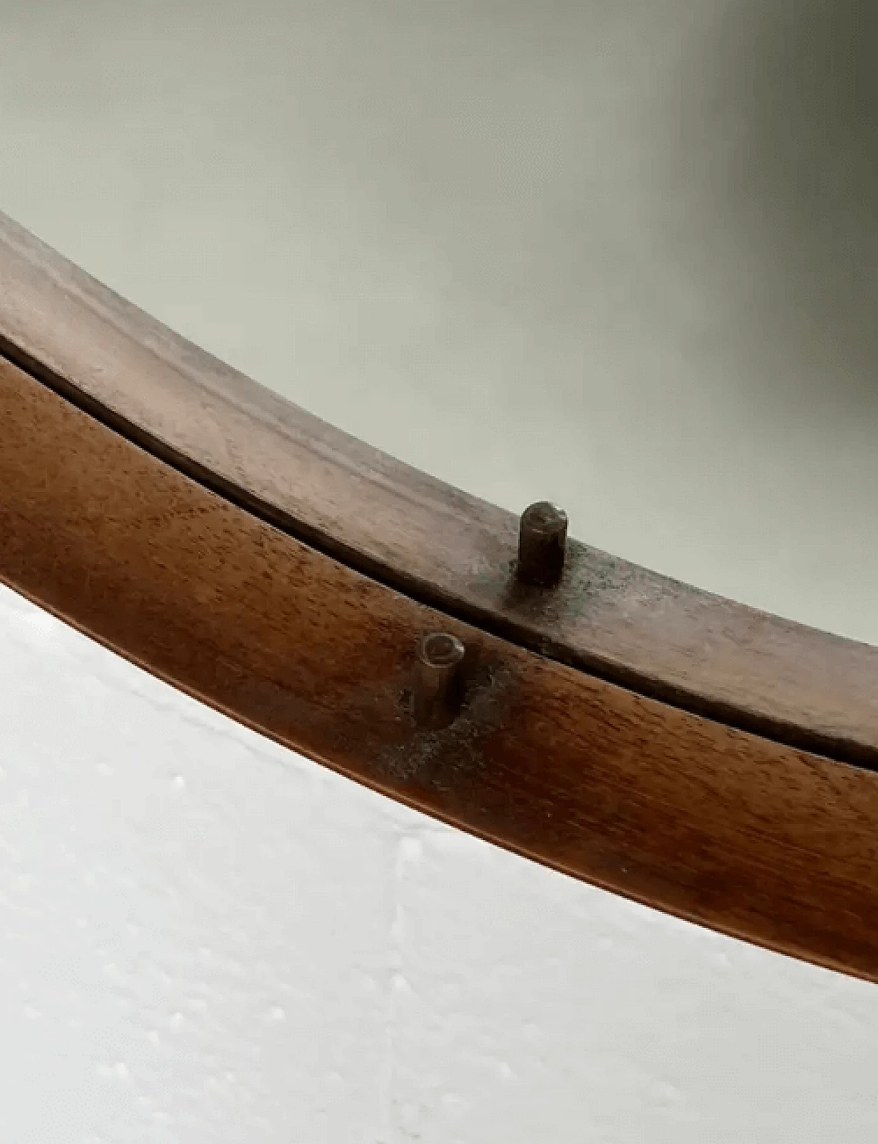 Specchio da parete rotondo in legno e ottone attribuito a Cassina, anni '60 7