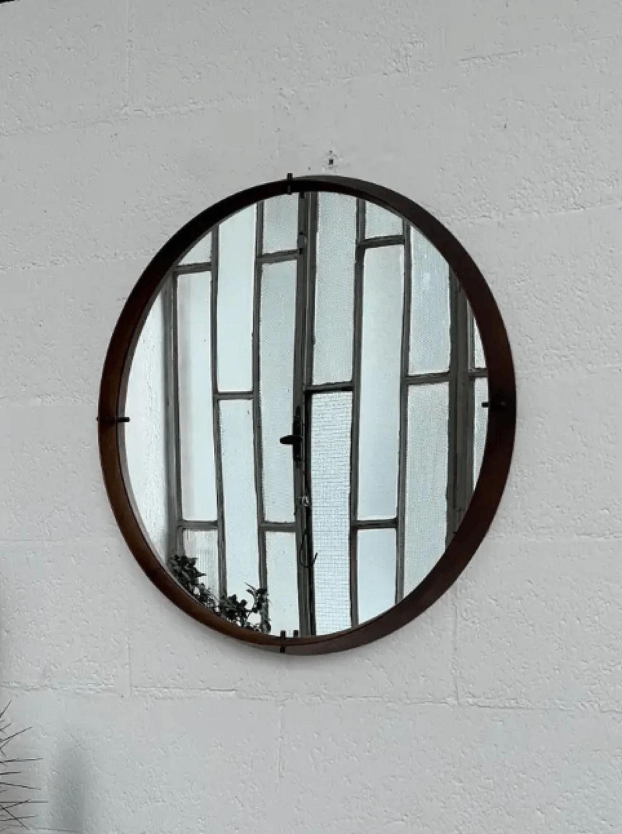 Specchio da parete rotondo in legno e ottone attribuito a Cassina, anni '60 8