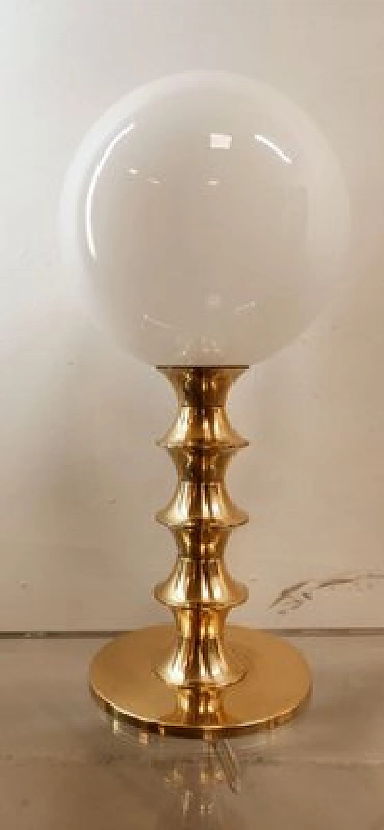 Lampada da tavolo in ottone e vetro bianco, anni '70 1