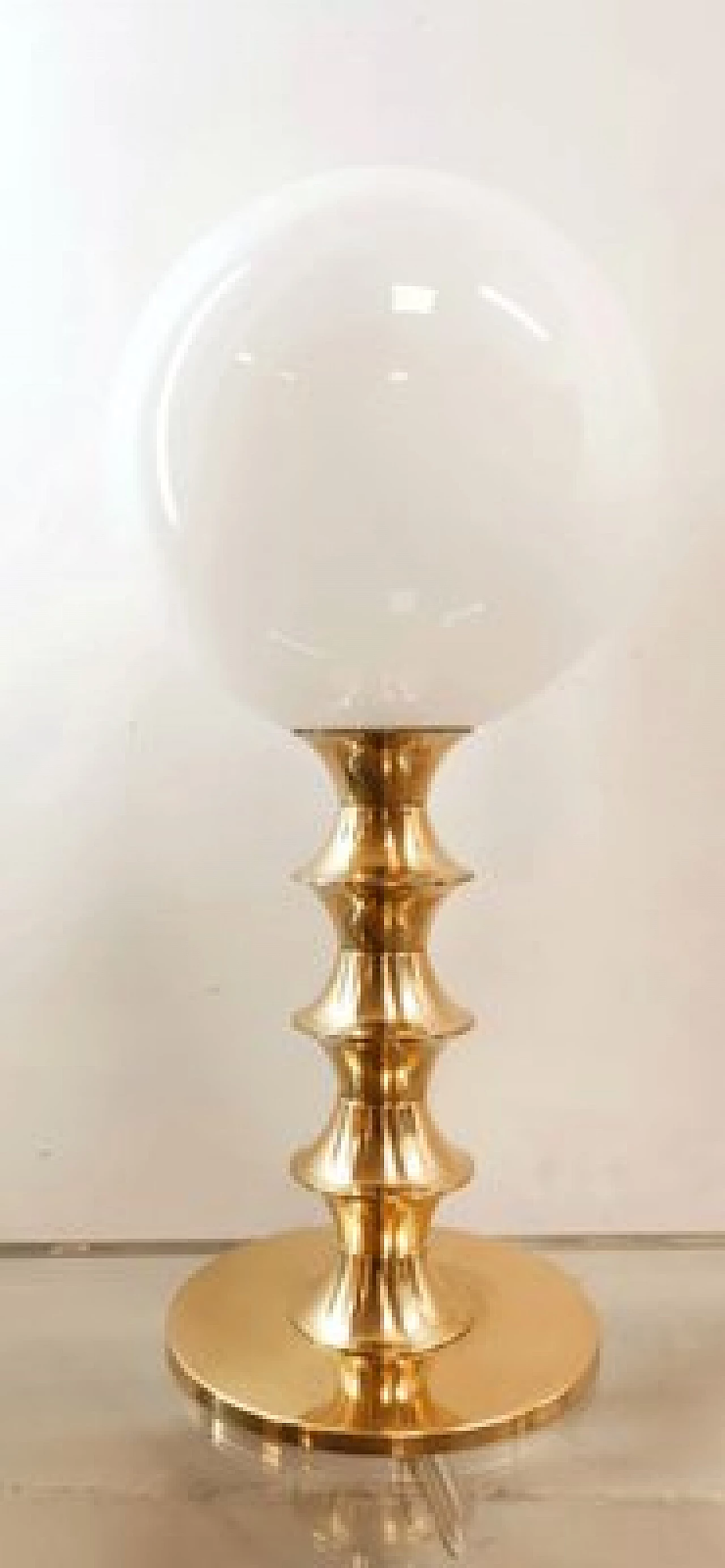 Lampada da tavolo in ottone e vetro bianco, anni '70 2