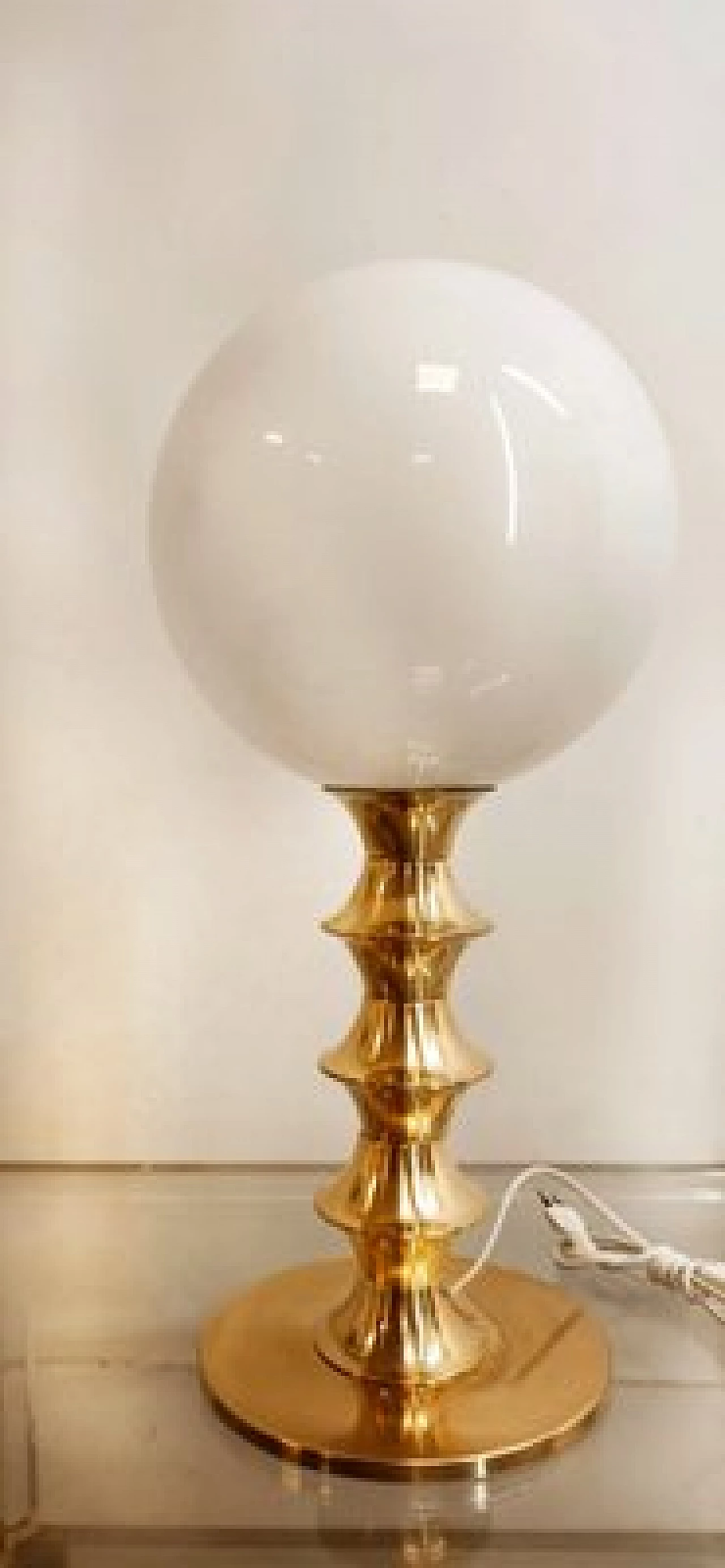 Lampada da tavolo in ottone e vetro bianco, anni '70 3