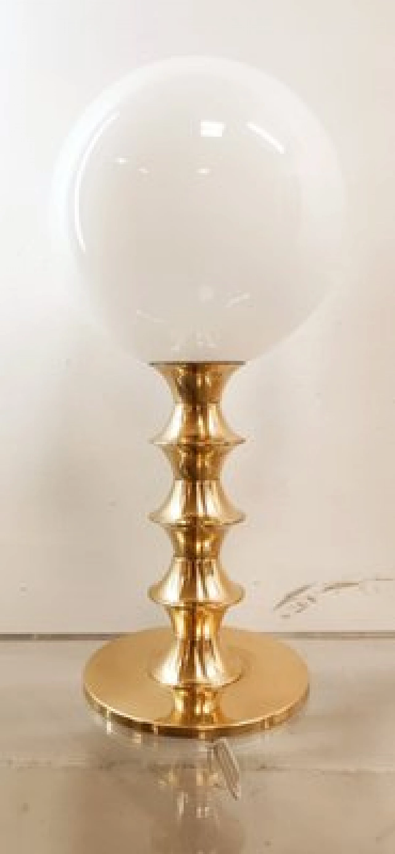 Lampada da tavolo in ottone e vetro bianco, anni '70 4