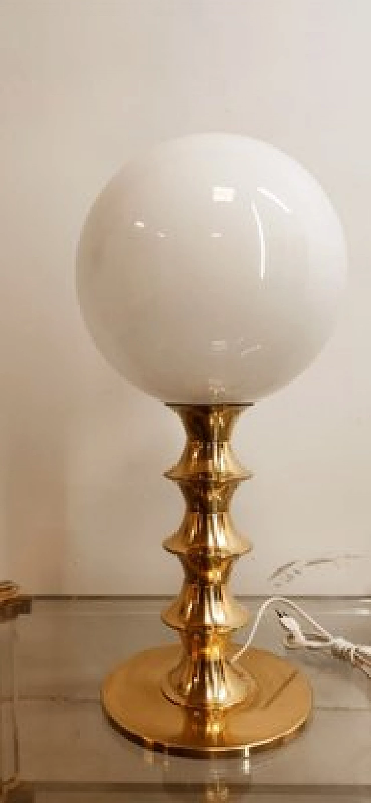 Lampada da tavolo in ottone e vetro bianco, anni '70 8