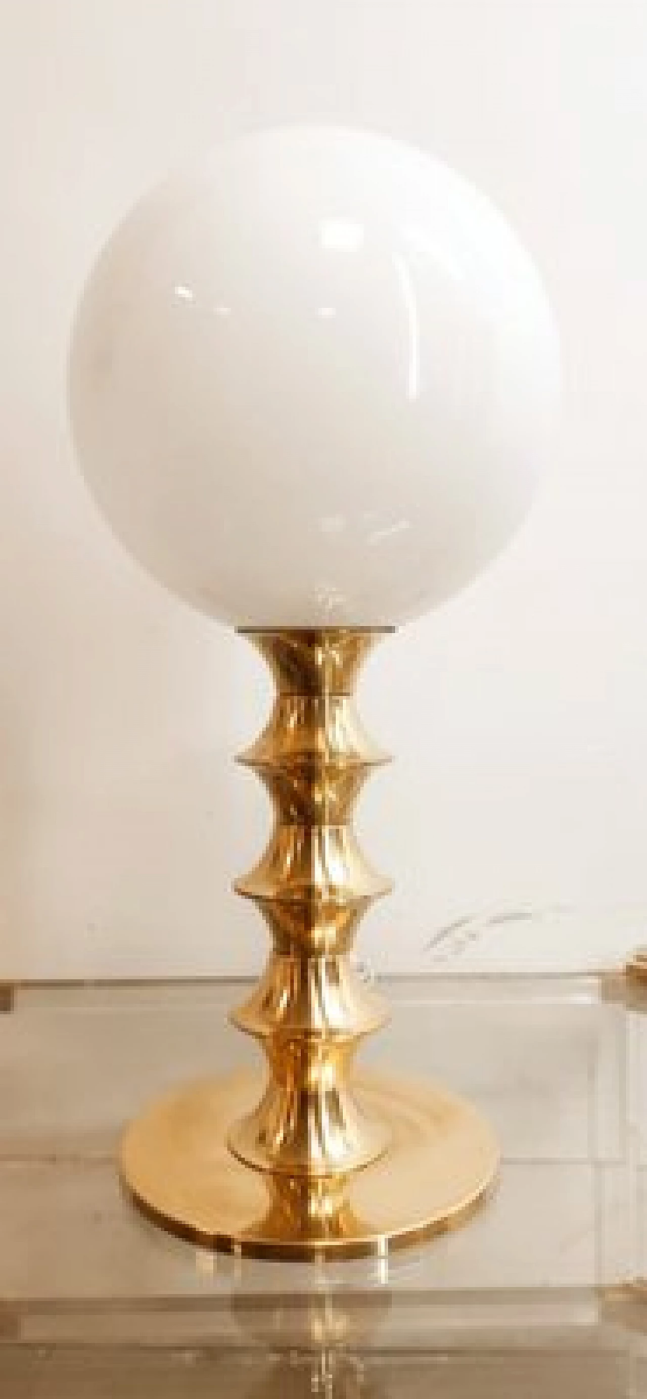 Lampada da tavolo in ottone e vetro bianco, anni '70 11