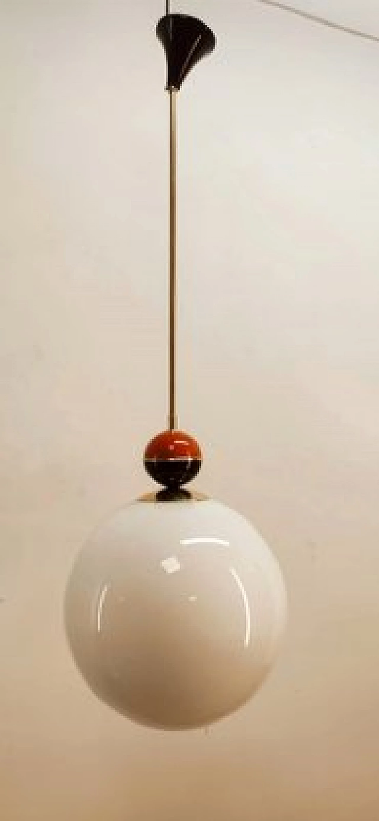 Lampada a sospensione in ottone e vetro con sfera colorata, anni '70 1