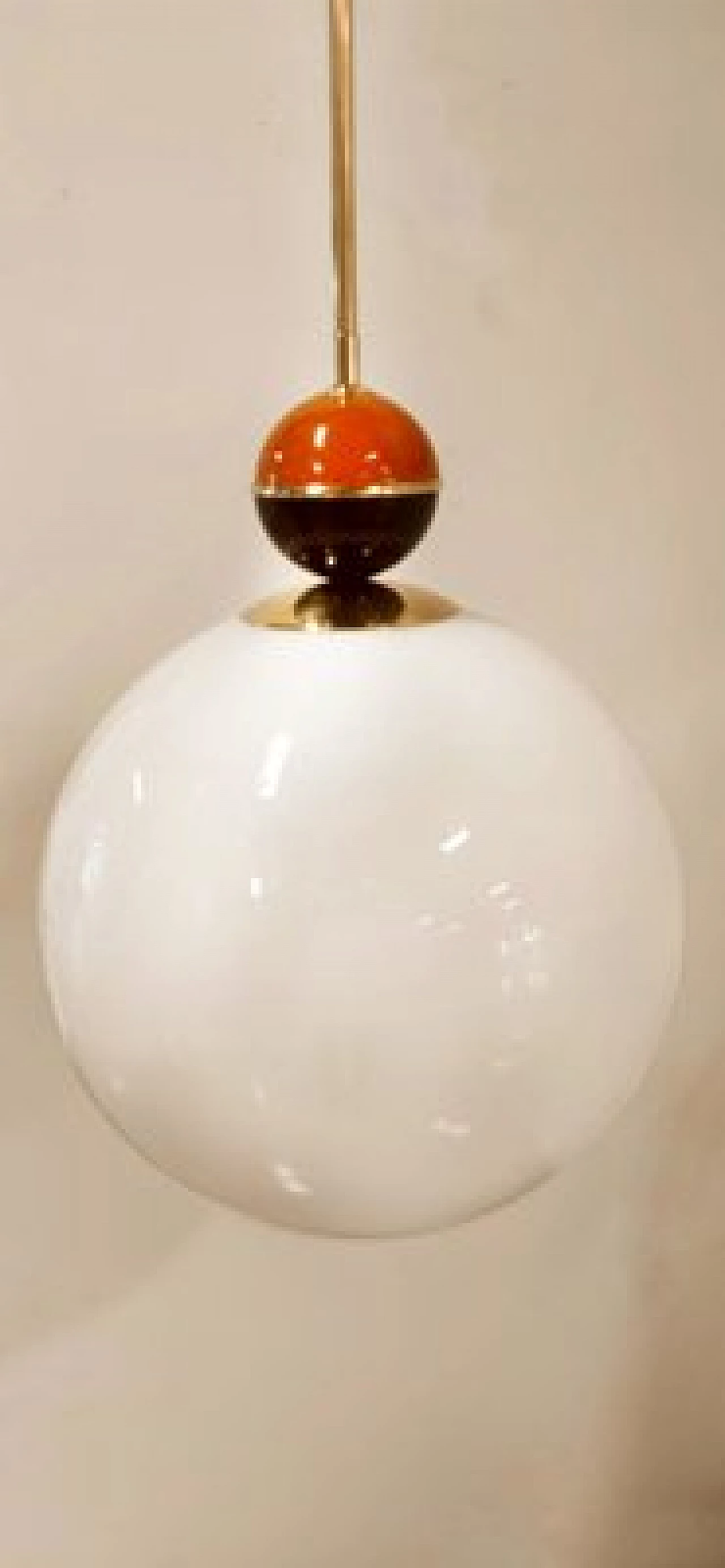 Lampada a sospensione in ottone e vetro con sfera colorata, anni '70 2