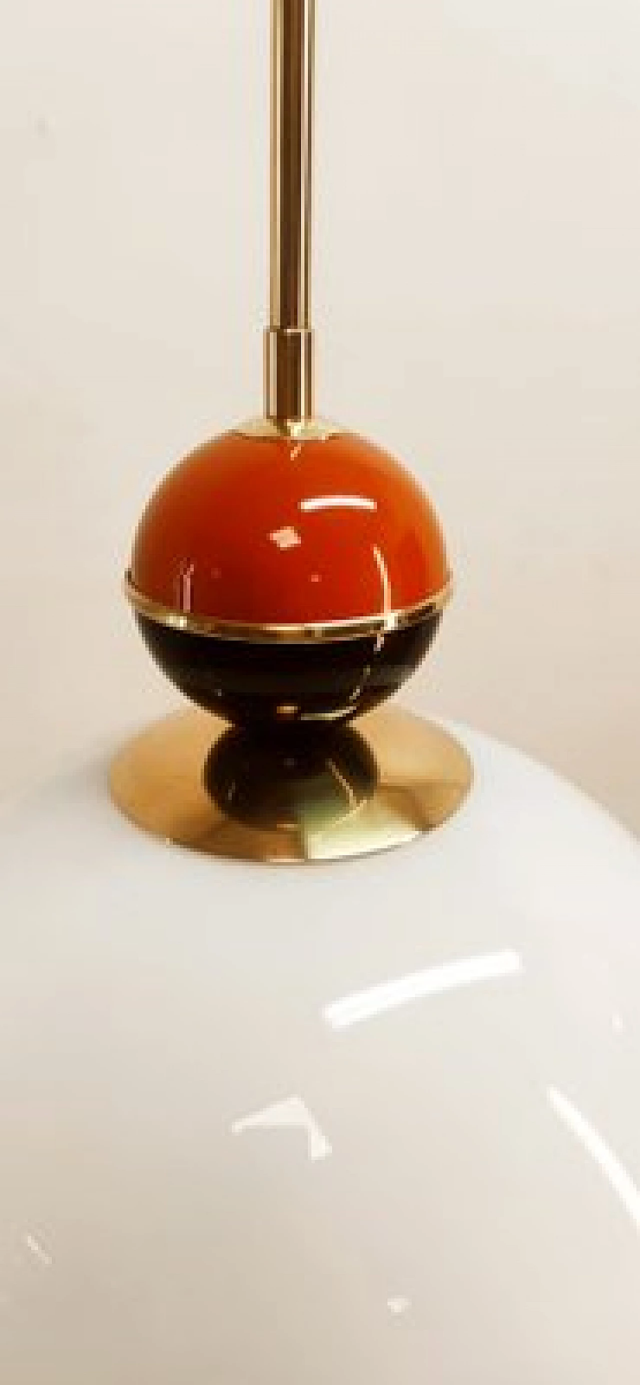 Lampada a sospensione in ottone e vetro con sfera colorata, anni '70 3
