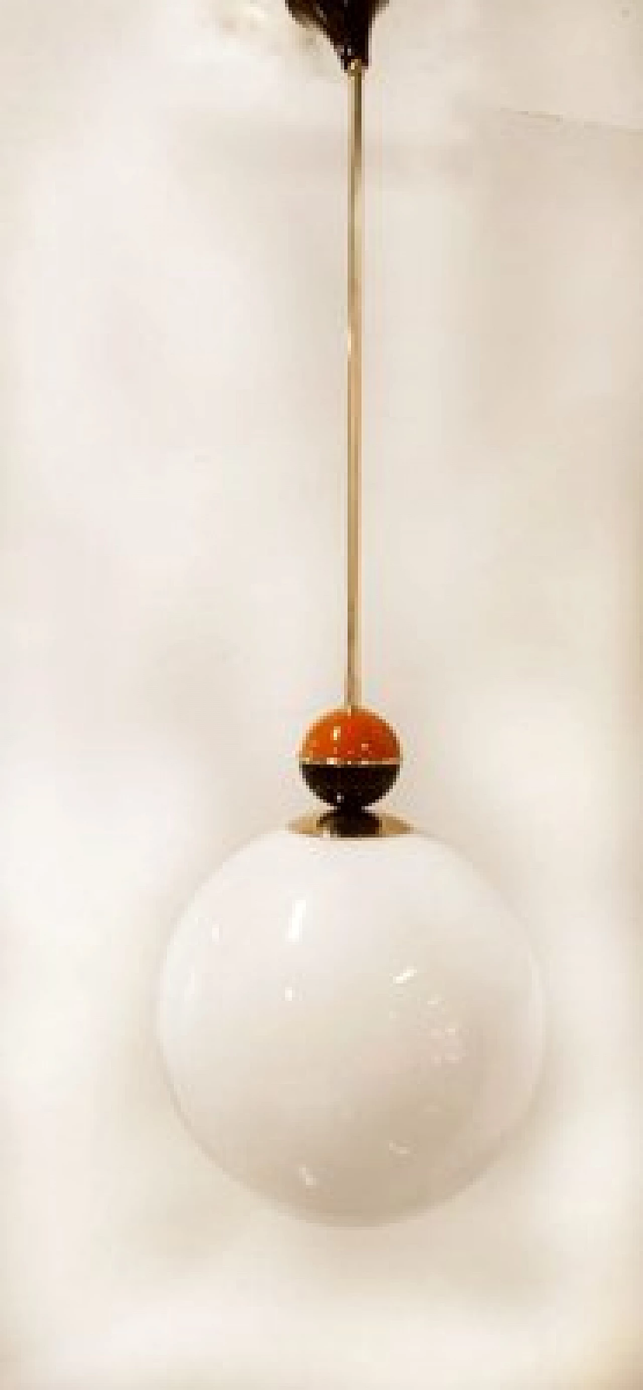Lampada a sospensione in ottone e vetro con sfera colorata, anni '70 4