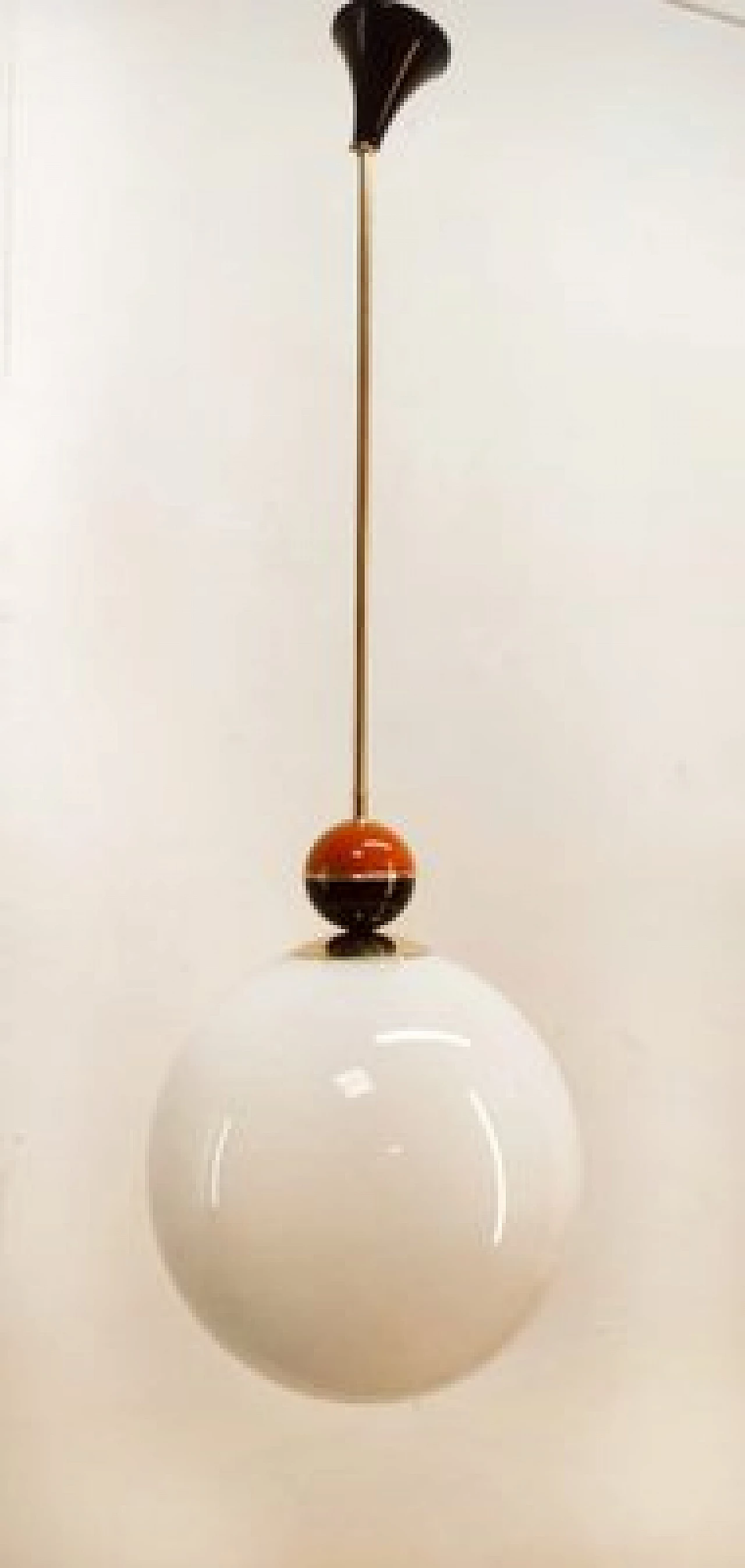 Lampada a sospensione in ottone e vetro con sfera colorata, anni '70 5