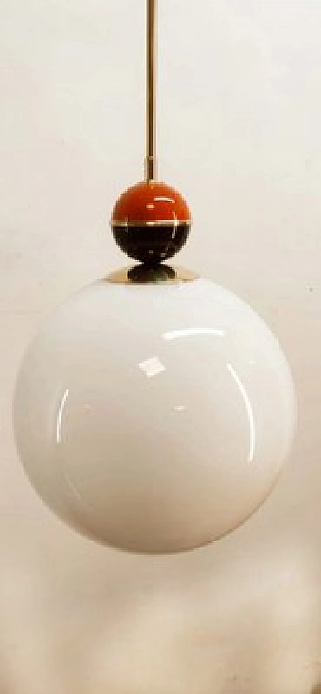 Lampada a sospensione in ottone e vetro con sfera colorata, anni '70 6