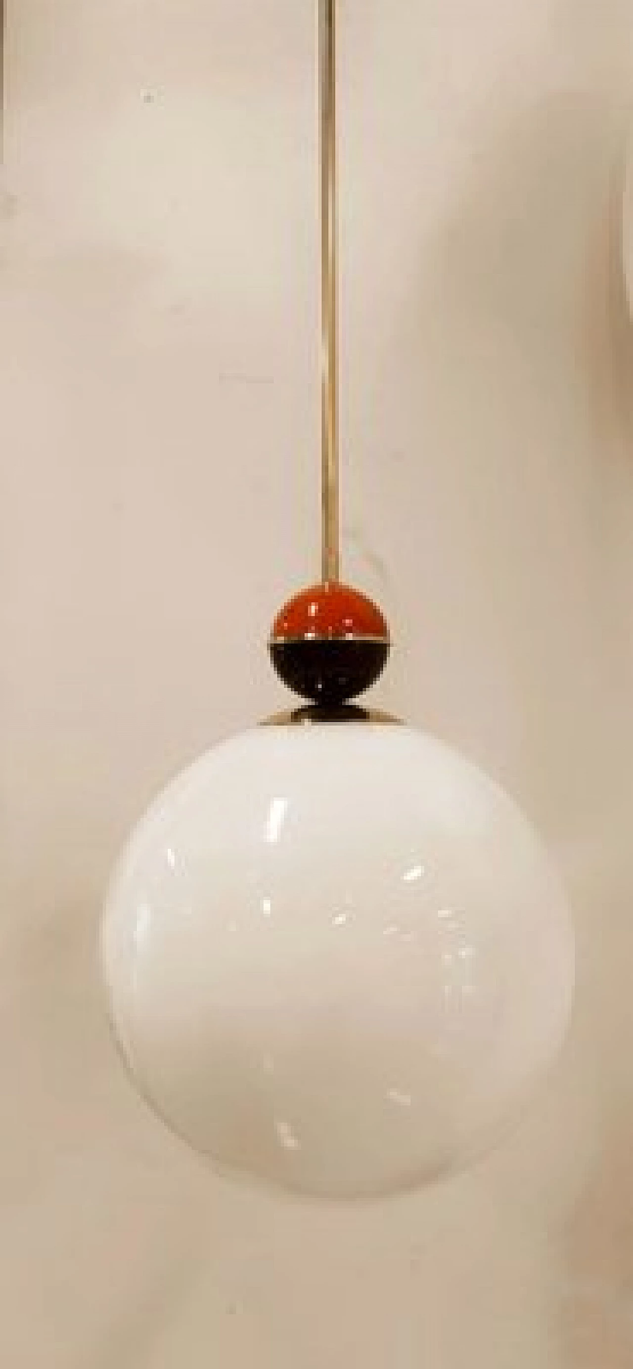 Lampada a sospensione in ottone e vetro con sfera colorata, anni '70 9