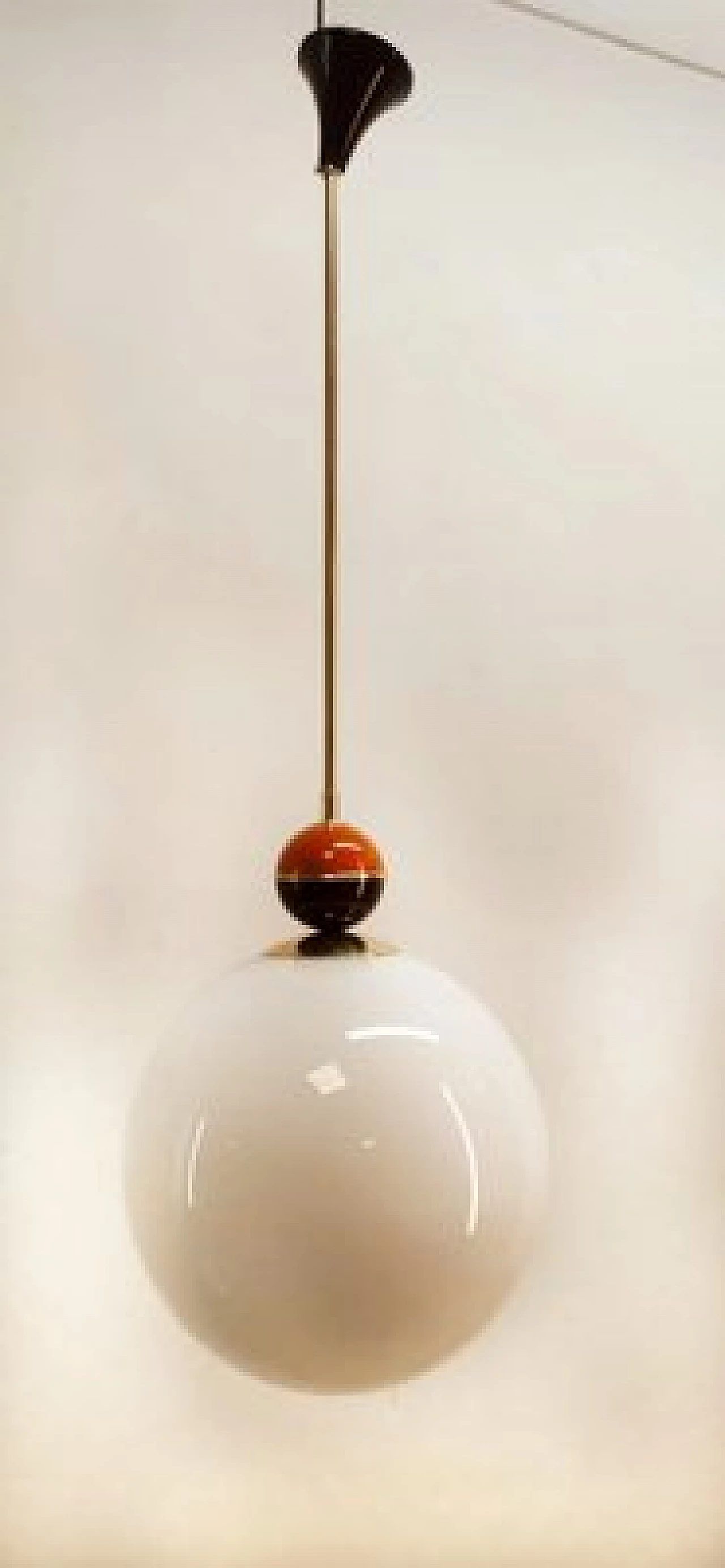 Lampada a sospensione in ottone e vetro con sfera colorata, anni '70 10