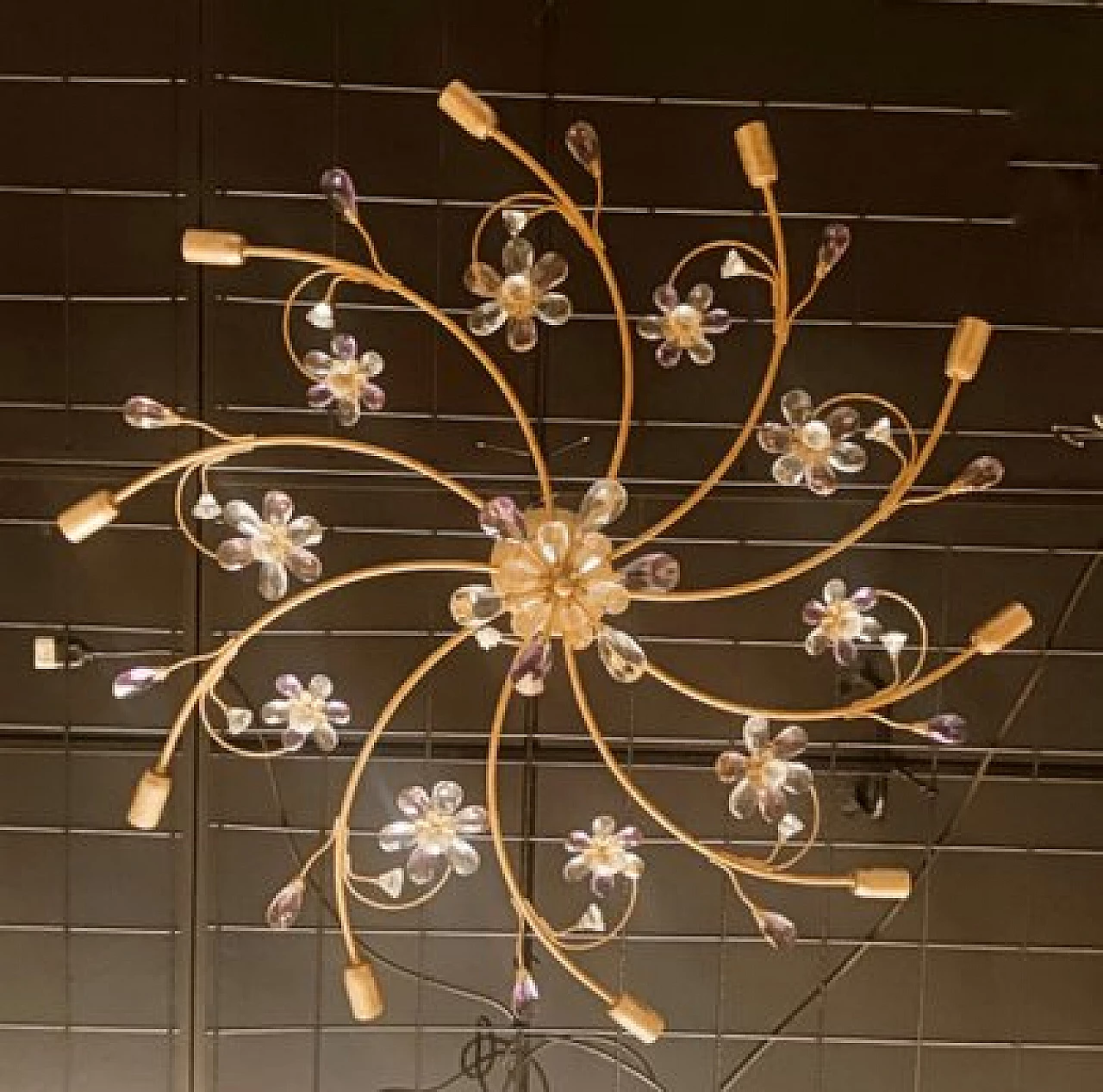 Lampada da soffitto a dieci luci in metallo dorato e cristallo colorato, anni '80 10