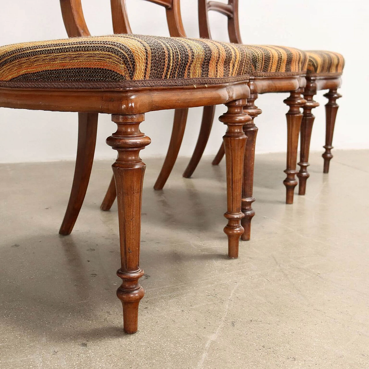 6 Chairs in walnut and fabric, second half of the 19th century 7