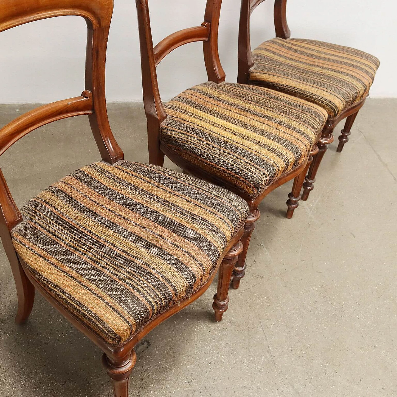 6 Chairs in walnut and fabric, second half of the 19th century 8