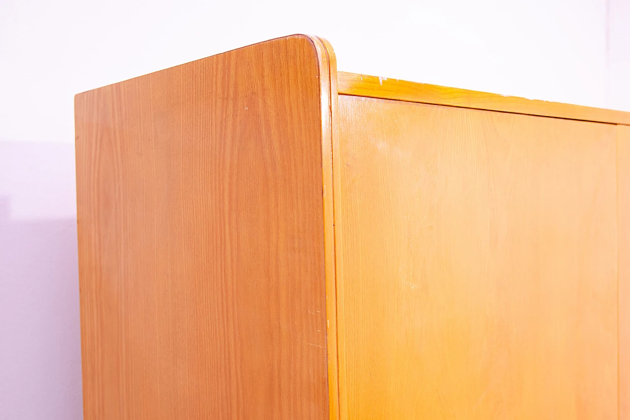 Armadio in faggio e compensato di František Jirák per Tatra Nábytok, anni '60 6