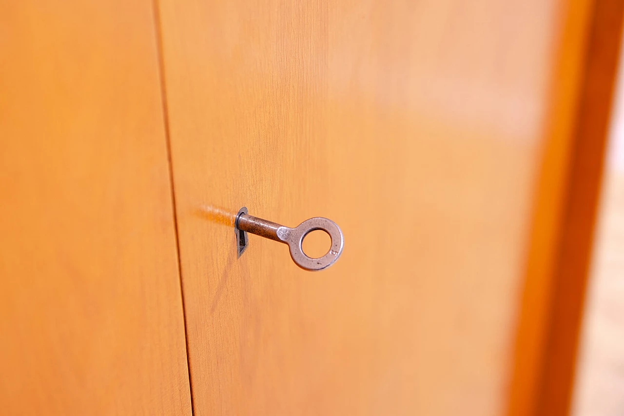 Armadio in faggio e compensato di František Jirák per Tatra Nábytok, anni '60 7