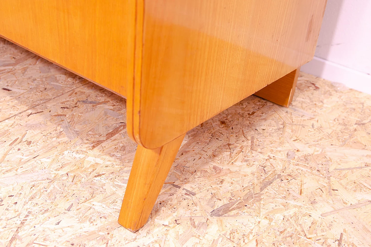 Armadio in faggio e compensato di František Jirák per Tatra Nábytok, anni '60 9