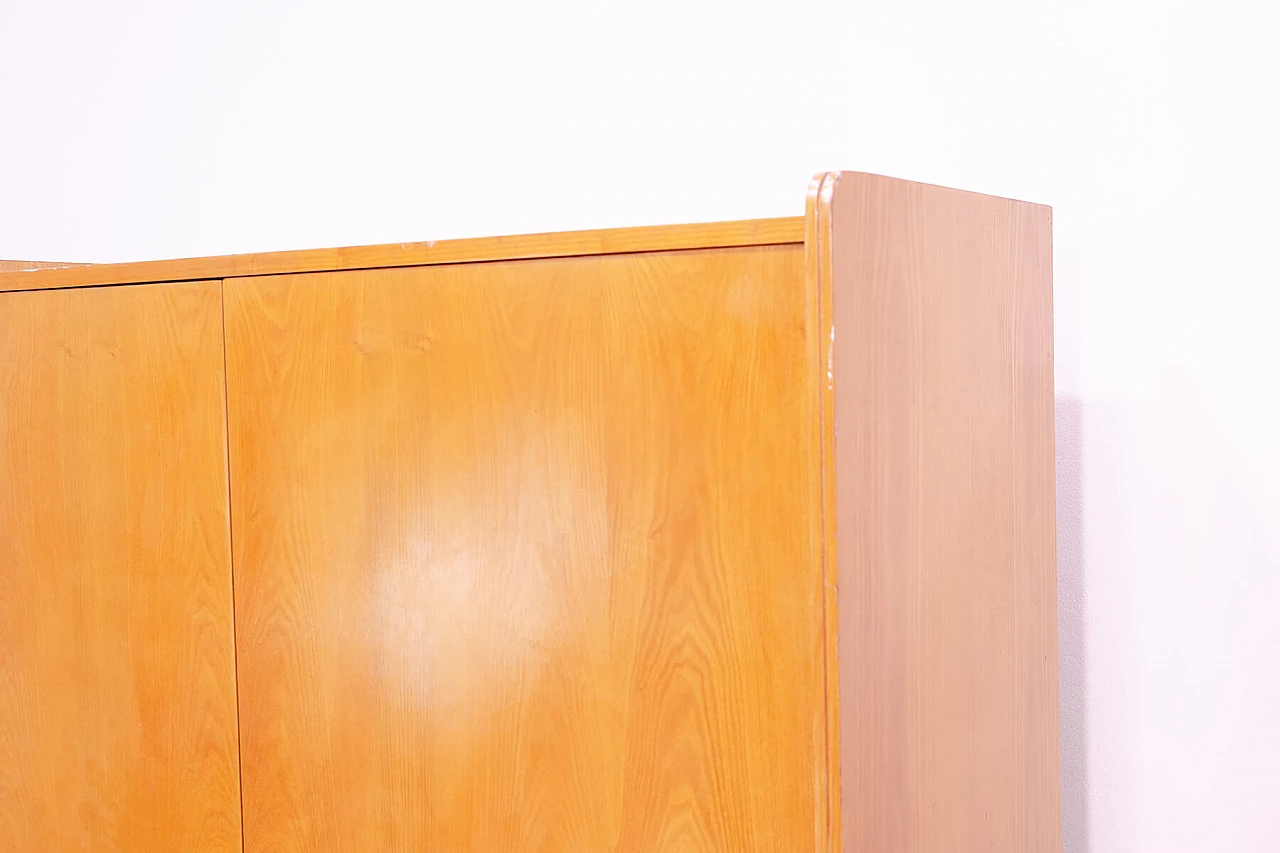 Armadio in faggio e compensato di František Jirák per Tatra Nábytok, anni '60 10