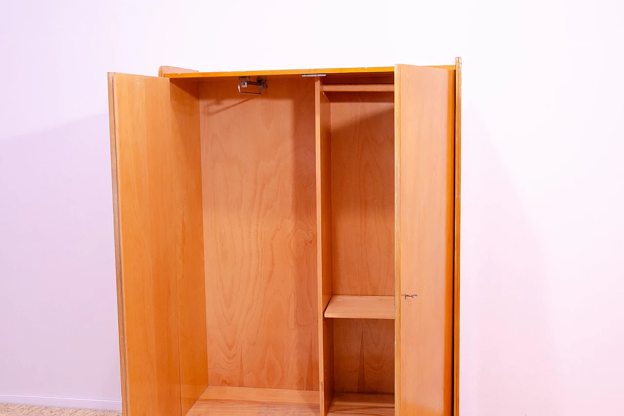 Armadio in faggio e compensato di František Jirák per Tatra Nábytok, anni '60 11