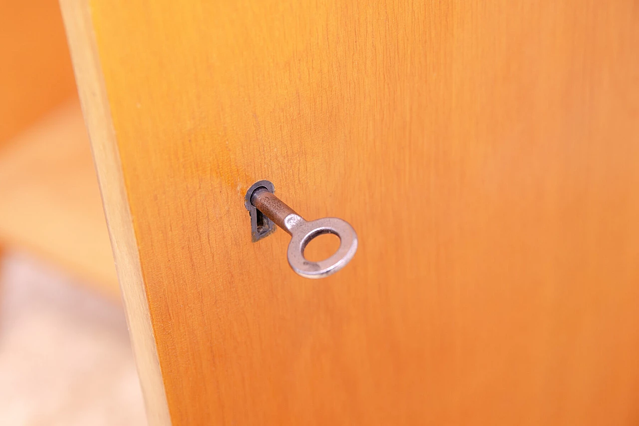 Armadio in faggio e compensato di František Jirák per Tatra Nábytok, anni '60 12