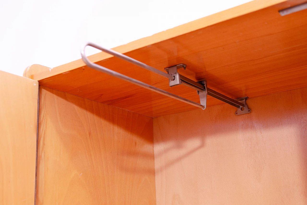 Armadio in faggio e compensato di František Jirák per Tatra Nábytok, anni '60 14