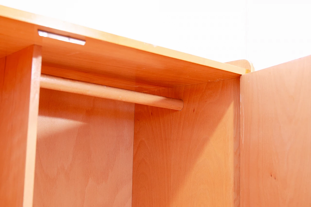 Armadio in faggio e compensato di František Jirák per Tatra Nábytok, anni '60 15