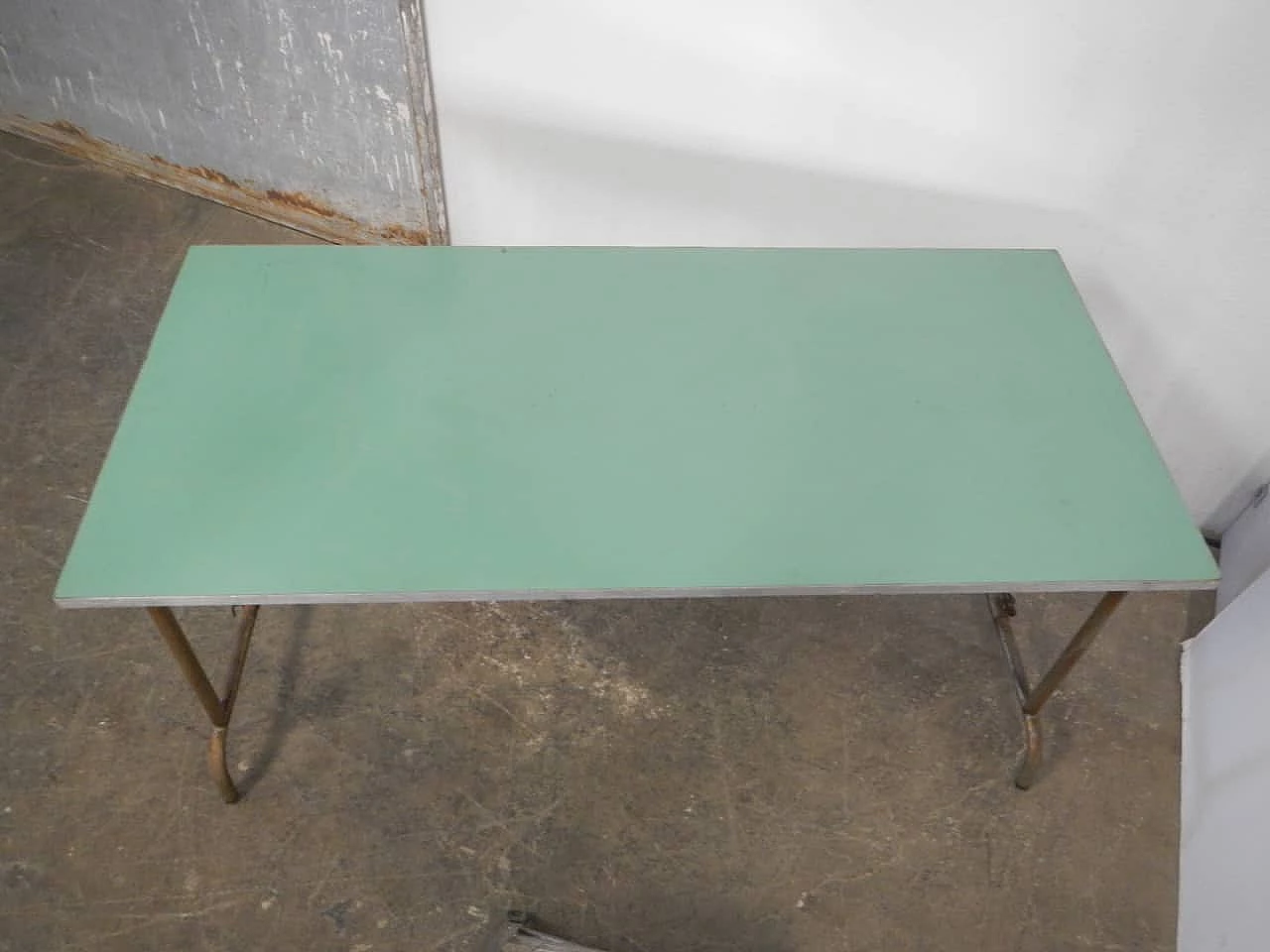 Tavolo pieghevole in ferro, legno compresso e formica, anni '60 2