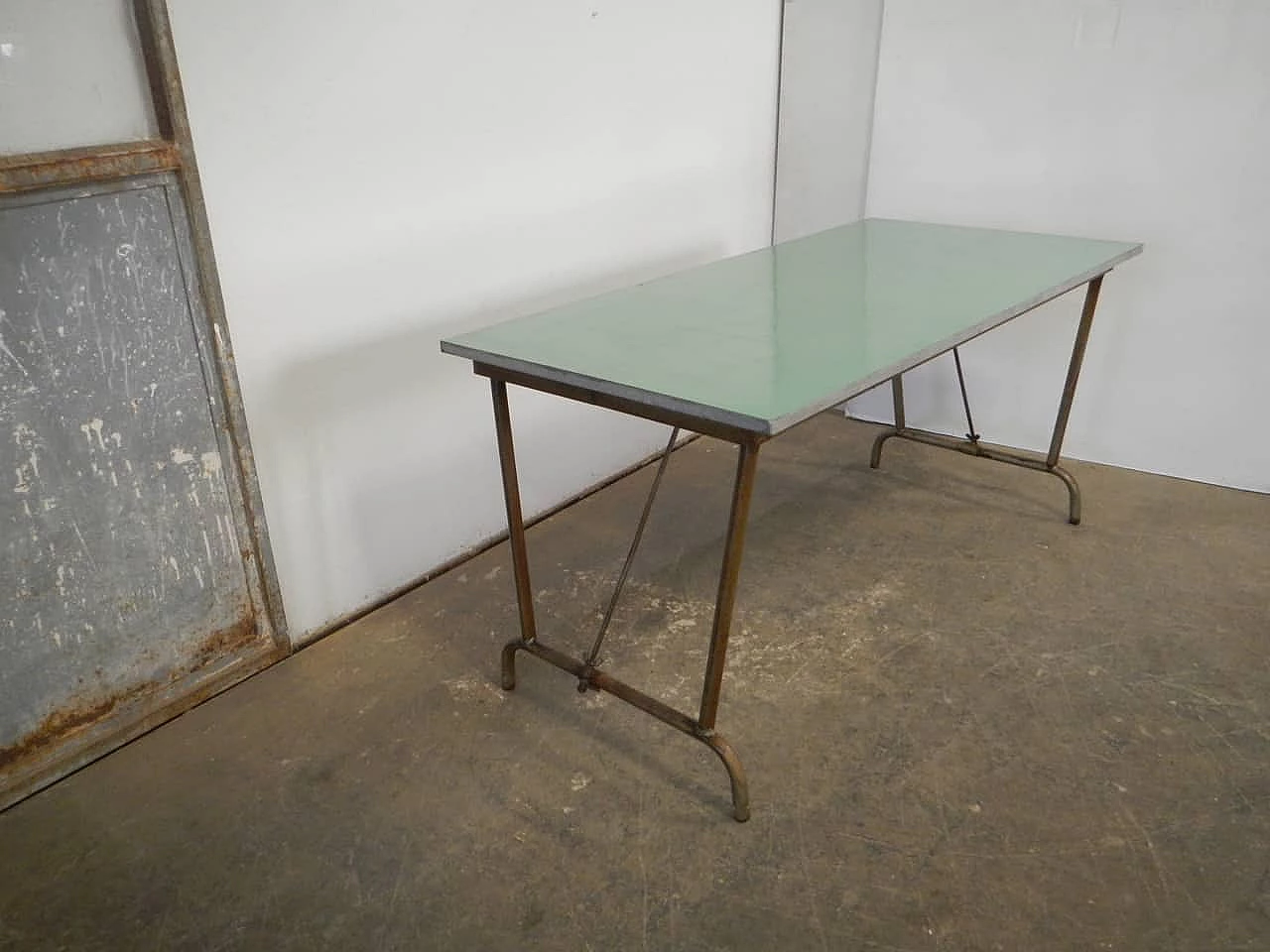 Tavolo pieghevole in ferro, legno compresso e formica, anni '60 3
