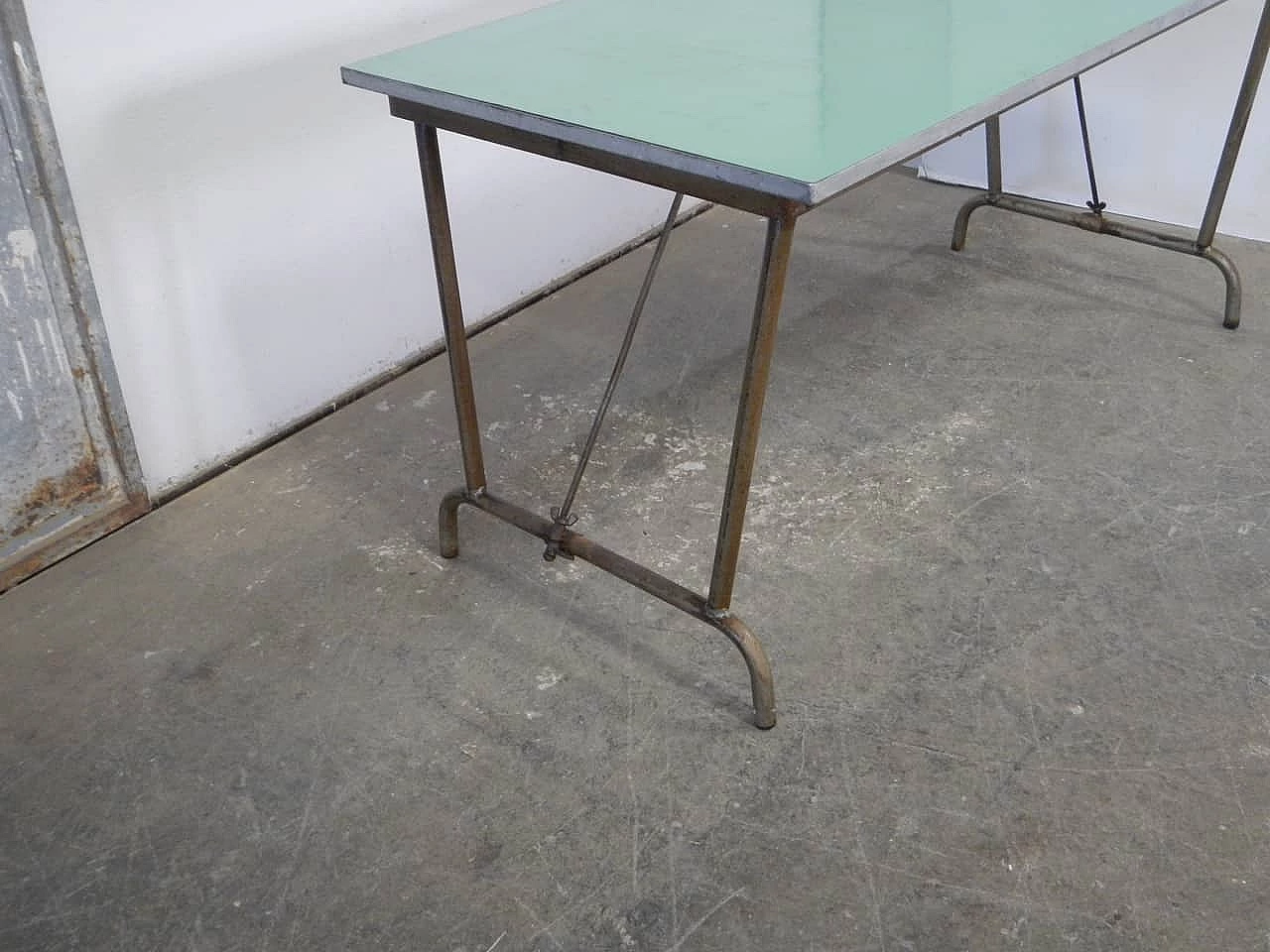 Tavolo pieghevole in ferro, legno compresso e formica, anni '60 4