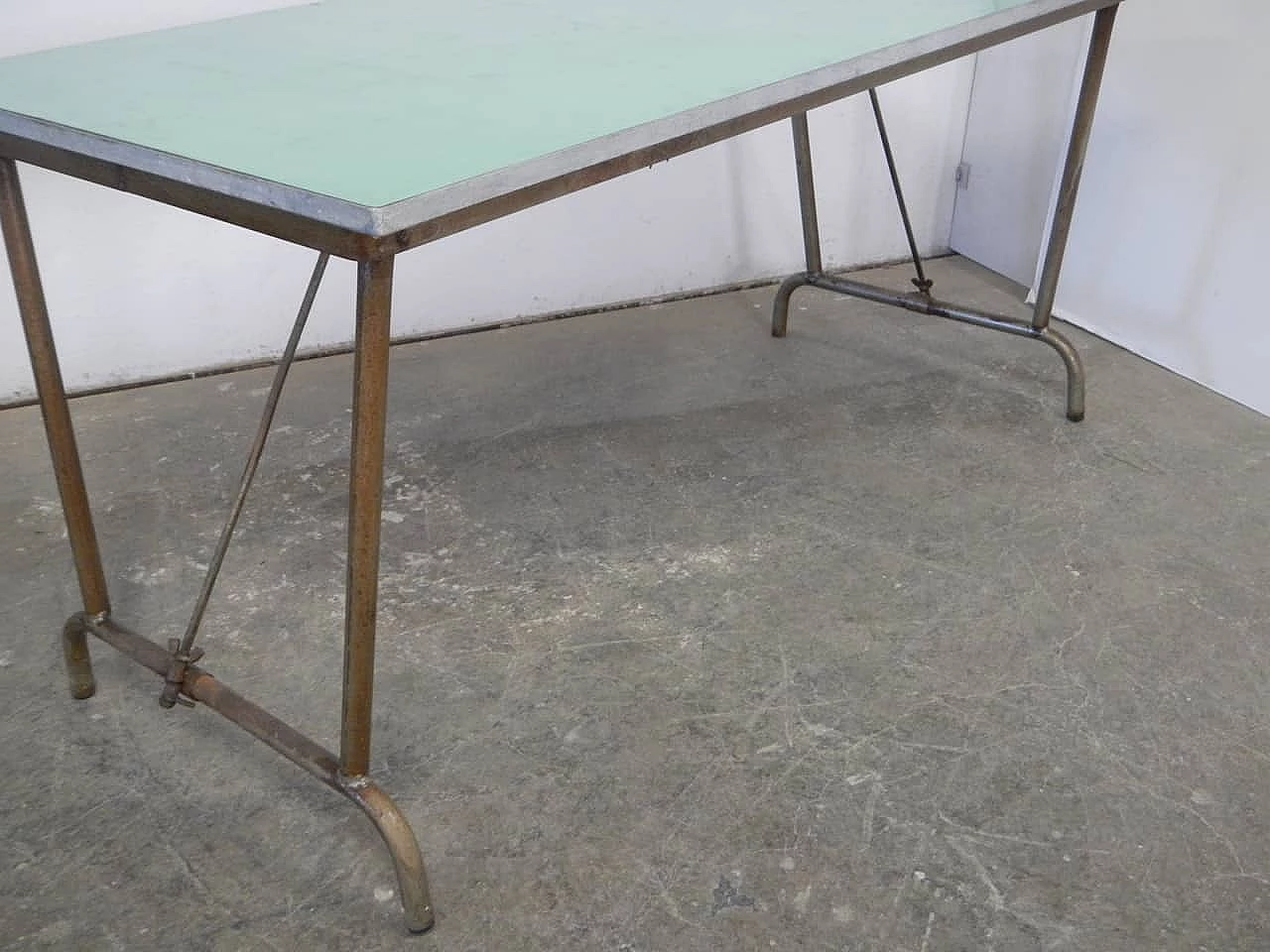 Tavolo pieghevole in ferro, legno compresso e formica, anni '60 6