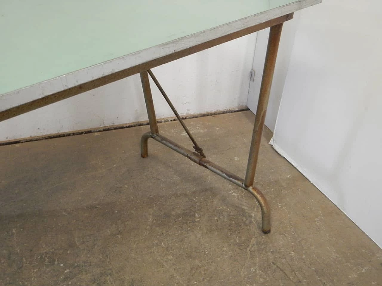 Tavolo pieghevole in ferro, legno compresso e formica, anni '60 9