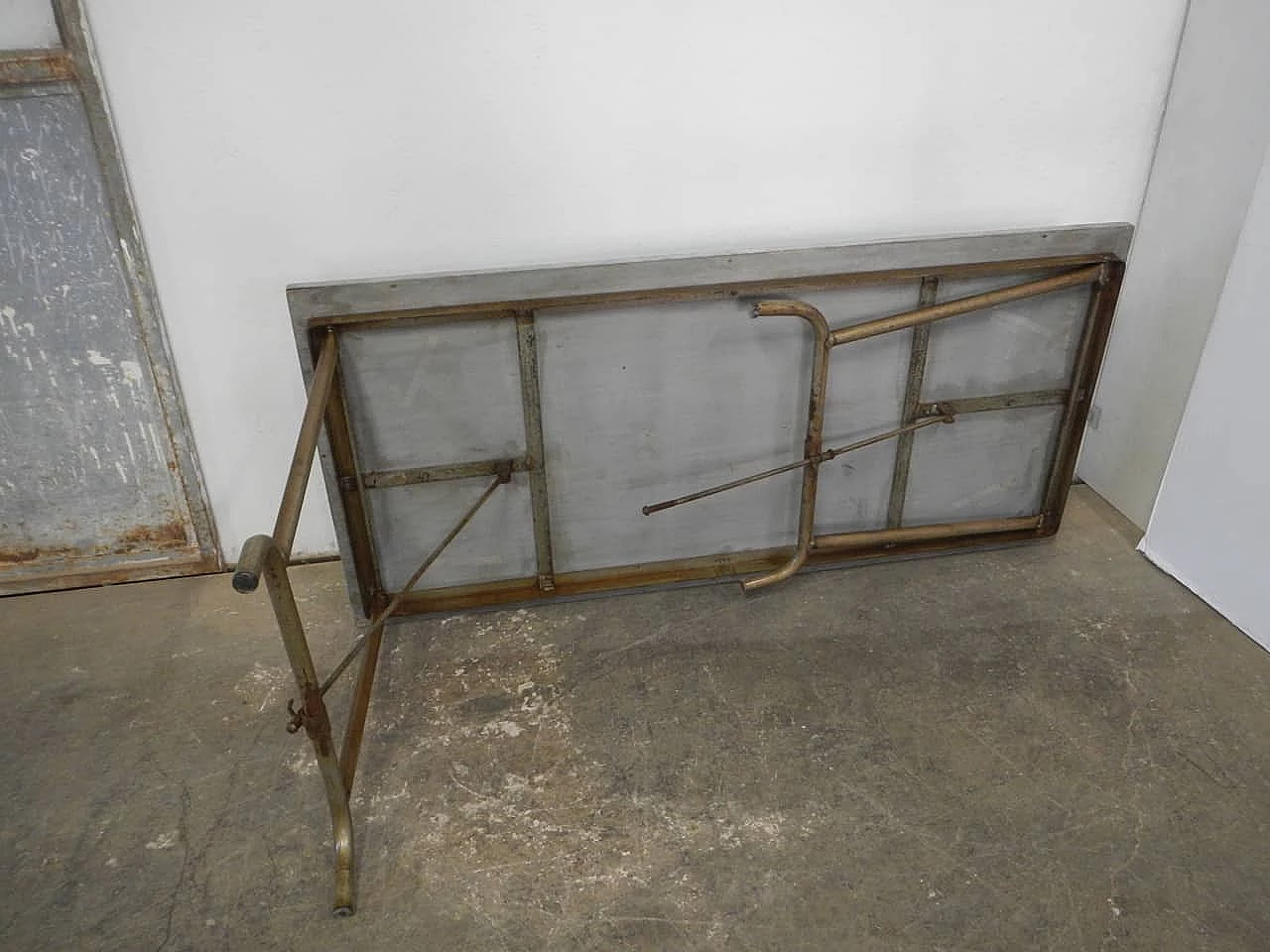 Tavolo pieghevole in ferro, legno compresso e formica, anni '60 11