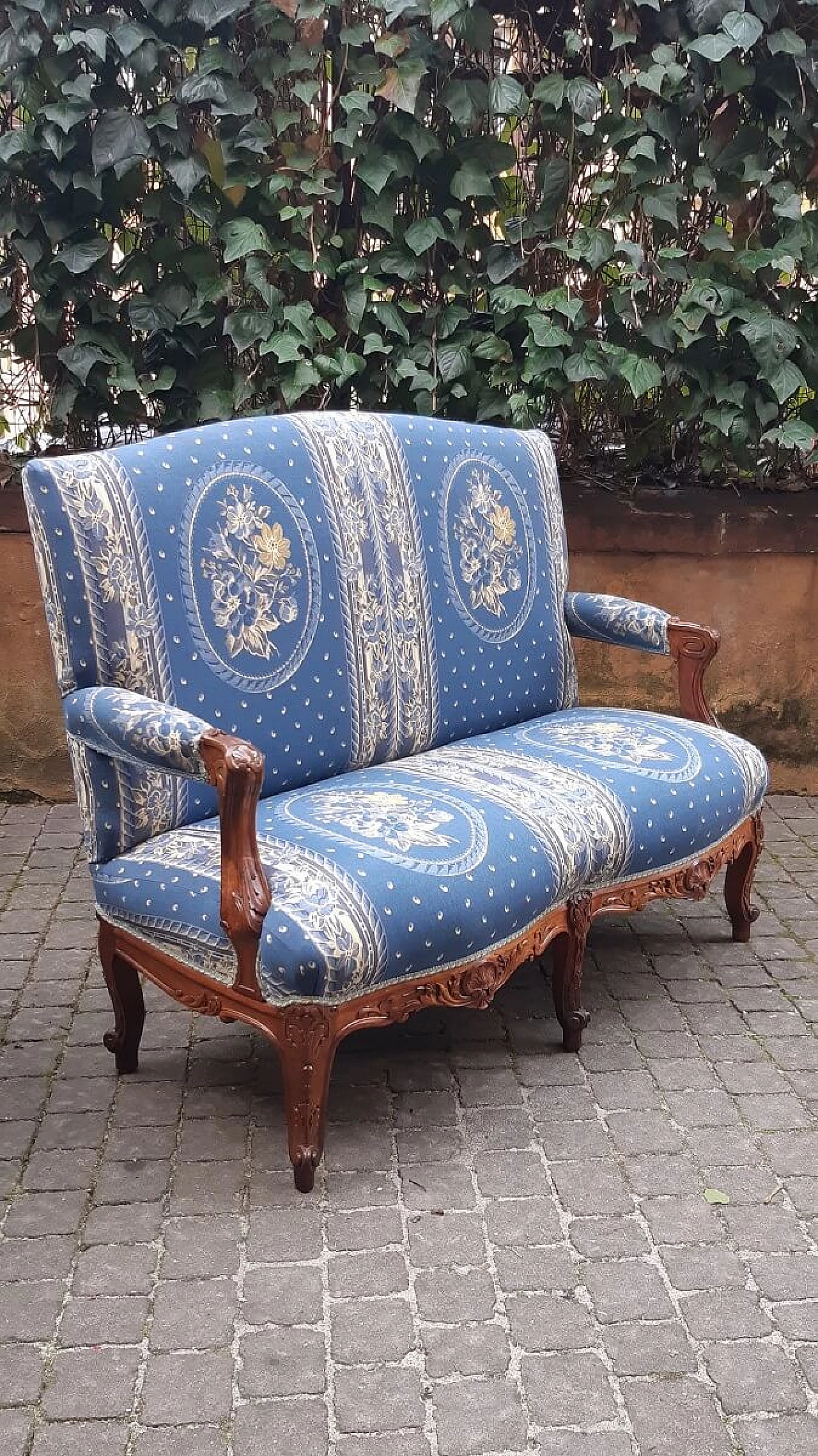 Venetian Louis XV style walnut sofa, 19th century 8