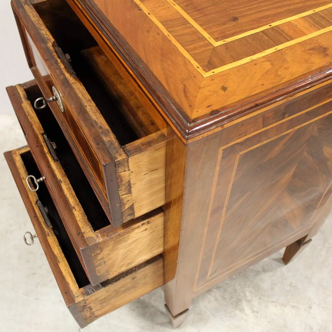 Cassettiera Luigi XVI bolognese in noce intarsiato, '700 5