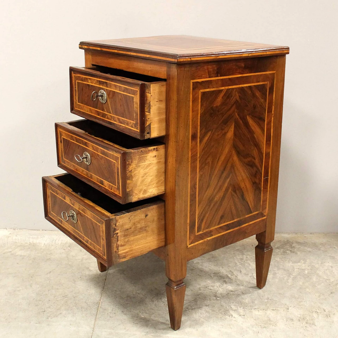 Cassettiera Luigi XVI bolognese in noce intarsiato, '700 10